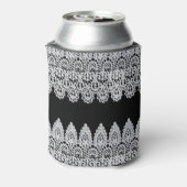 Witte kant vormt een delicate grens tegen zwart blikjeskoeler (Blikje Achterkant)