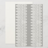 Witte kant vormt een delicate grens tegen zwart briefpapier (Voorkant / Achterkant)