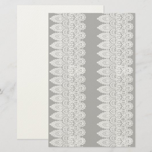 Witte kant vormt een delicate grens tegen zwart briefpapier (Voorkant / Achterkant)