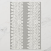 Witte kant vormt een delicate grens tegen zwart briefpapier (Voorkant)