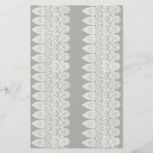 Witte kant vormt een delicate grens tegen zwart briefpapier