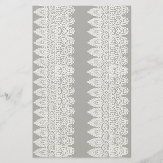 Witte kant vormt een delicate grens tegen zwart briefpapier (Voorkant)