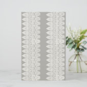 Witte kant vormt een delicate grens tegen zwart briefpapier (Staand voorkant)