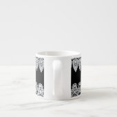 Witte kant vormt een delicate grens tegen zwart espresso kop (Achterkant)