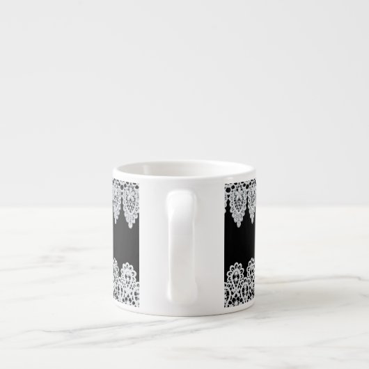 Witte kant vormt een delicate grens tegen zwart espresso kop (Achterkant)