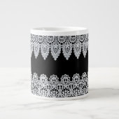 Witte kant vormt een delicate grens tegen zwart grote koffiekop (Voorkant)