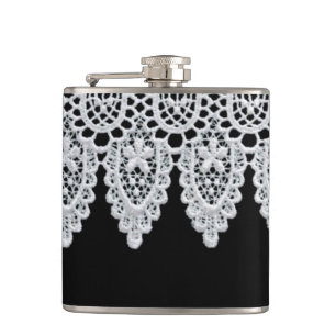 Witte kant vormt een delicate grens tegen zwart heupfles