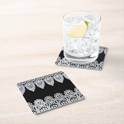 Witte kant vormt een delicate grens tegen zwart kartonnen onderzetters (Insitu)