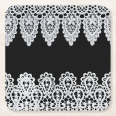 Witte kant vormt een delicate grens tegen zwart kartonnen onderzetters (Voorkant)