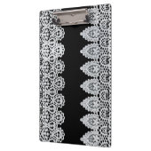 Witte kant vormt een delicate grens tegen zwart klembord (Links)