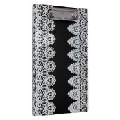 Witte kant vormt een delicate grens tegen zwart klembord (Rechts)