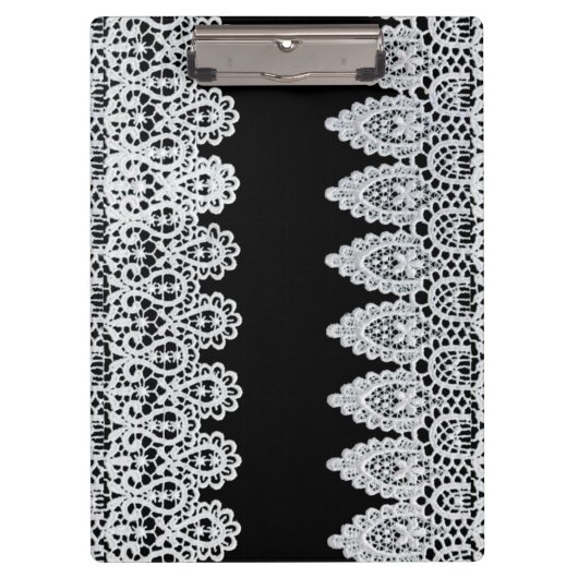 Witte kant vormt een delicate grens tegen zwart klembord (Voorkant)