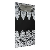 Witte kant vormt een delicate grens tegen zwart mini klembord (Schuin)