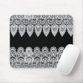 Witte kant vormt een delicate grens tegen zwart muismat (Met muis)