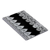 Witte kant vormt een delicate grens tegen zwart notitieboek (Rechterzijde)