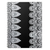 Witte kant vormt een delicate grens tegen zwart notitieboek (Voorkant)