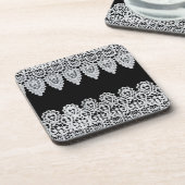 Witte kant vormt een delicate grens tegen zwart onderzetter (Linkerzijde)