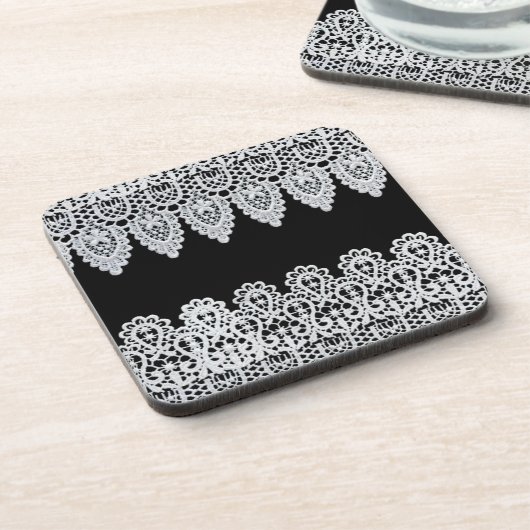 Witte kant vormt een delicate grens tegen zwart onderzetter (Linkerzijde)