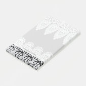 Witte kant vormt een delicate grens tegen zwart post-it® notes (Schuin)