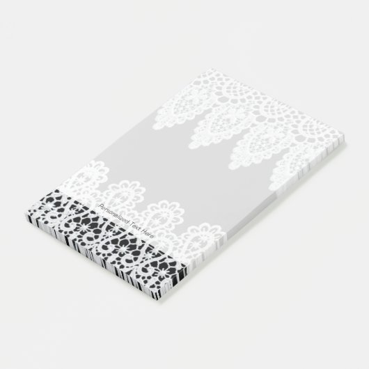 Witte kant vormt een delicate grens tegen zwart post-it® notes (Schuin)