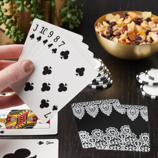 Witte kant vormt een delicate grens tegen zwart speelkaarten (Insitu)