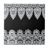 Witte kant vormt een delicate grens tegen zwart tegeltje (Voorkant)