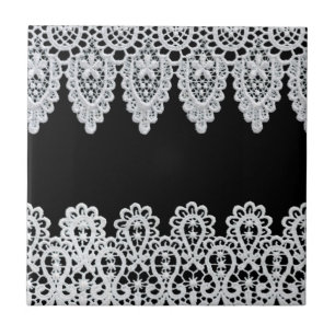 Witte kant vormt een delicate grens tegen zwart tegeltje