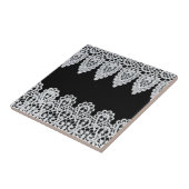 Witte kant vormt een delicate grens tegen zwart tegeltje (Zijkant)