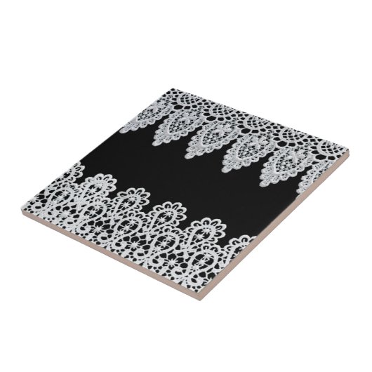 Witte kant vormt een delicate grens tegen zwart tegeltje (Zijkant)