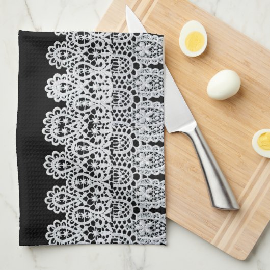 Witte kant vormt een delicate grens tegen zwart theedoek (Quarter Fold)