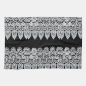 Witte kant vormt een delicate grens tegen zwart theedoek (Horizontaal)