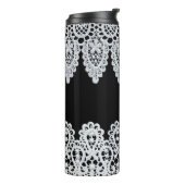 Witte kant vormt een delicate grens tegen zwart thermosbeker (Gedraaid links)