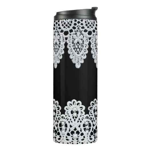 Witte kant vormt een delicate grens tegen zwart thermosbeker (Gedraaid links)