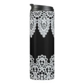 Witte kant vormt een delicate grens tegen zwart thermosbeker (Geroteerd rechts)