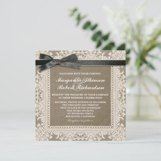 Witte kant zwarte boog & jute bruiloft uitnodiging (Staand voorkant)