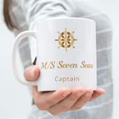 Witte kapitein stuurwiel op een pleziervaartuig koffiemok