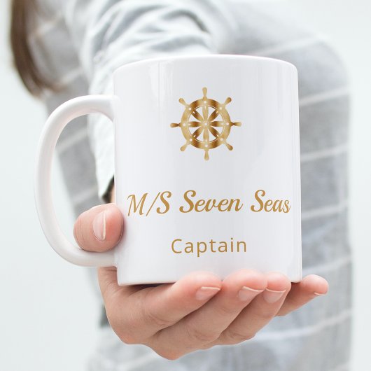 Witte kapitein stuurwiel op een pleziervaartuig koffiemok