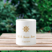 Witte kapitein stuurwiel op een pleziervaartuig koffiemok