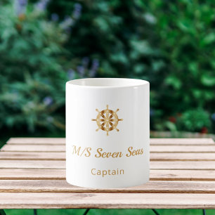 Witte kapitein stuurwiel op een pleziervaartuig koffiemok