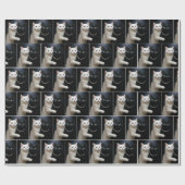 Witte kat die een zwarte kat knuffelt cadeaupapier (Vlak)