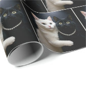 Witte kat die een zwarte kat knuffelt cadeaupapier (Rol Hoek)