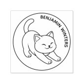 Witte kat die zich uitrekt Aangepaste tekst Zelfinktende Stempel (Design)