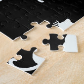 Witte kat geïsoleerd op zwart stippenpatroon legpuzzel (Zijkant)