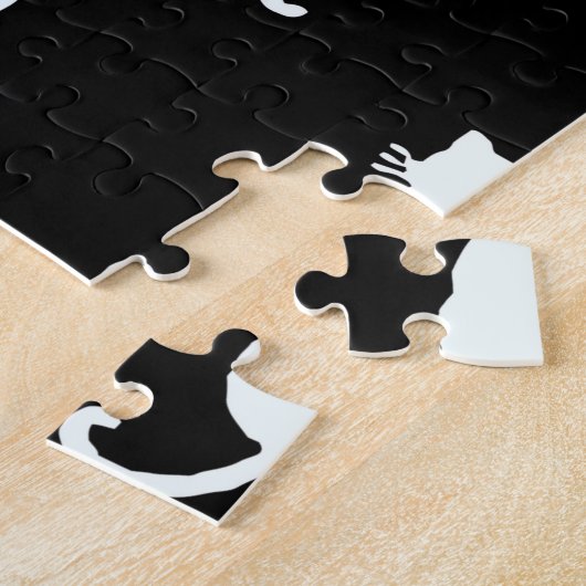 Witte kat geïsoleerd op zwart stippenpatroon legpuzzel (Zijkant)
