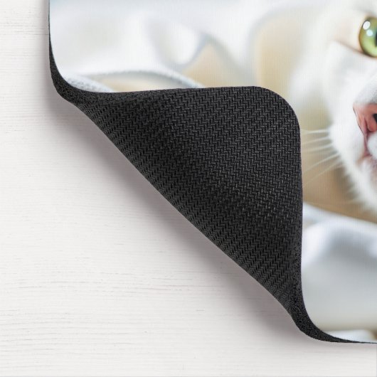 Witte kat in bed muismat (Hoek)