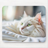 Witte kat in bed muismat (Voorkant)