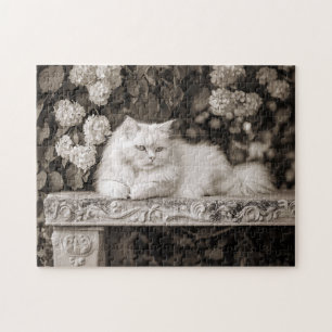 Witte kat in de bloementuin legpuzzel