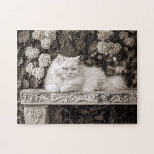 Witte kat in de bloementuin legpuzzel (Horizontaal)