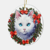 Witte kat in kerstkrans aquarel schilderij, keramisch ornament (Links)