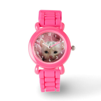 Witte kat in roze horloge